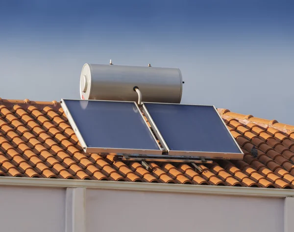 Aquecedor solar de água no telhado da casa — Fotografia de Stock