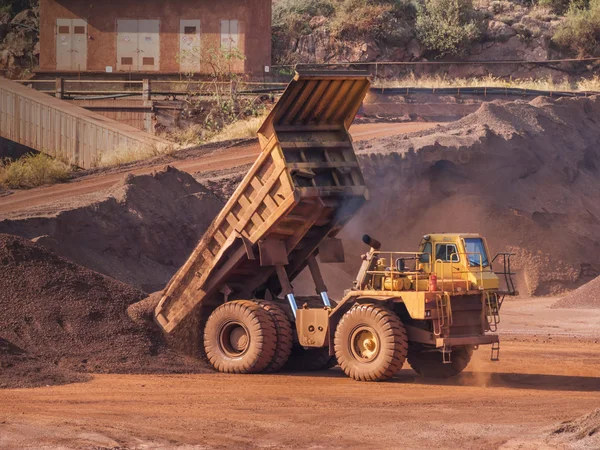 Dump truck at bauxite quarry — Stock Photo, Image