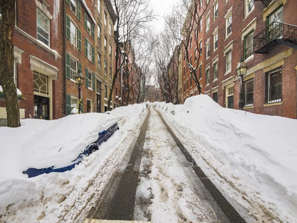 Припаркованные машины, покрытые снегом — стоковое фото