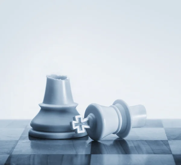 Broken king chess piece — Stock Photo, Image