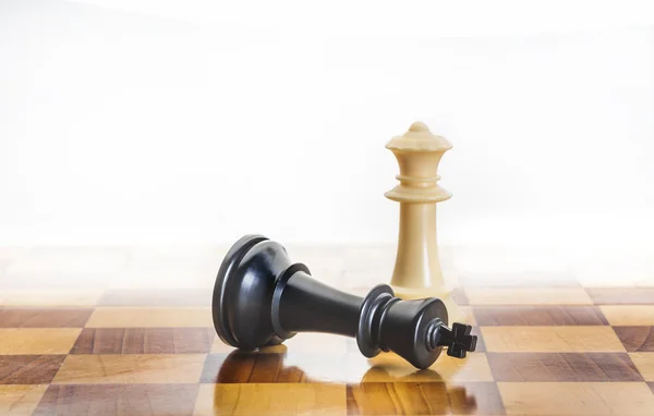 Fallen chess king as a metaphor for fall from power — Stock Photo, Image