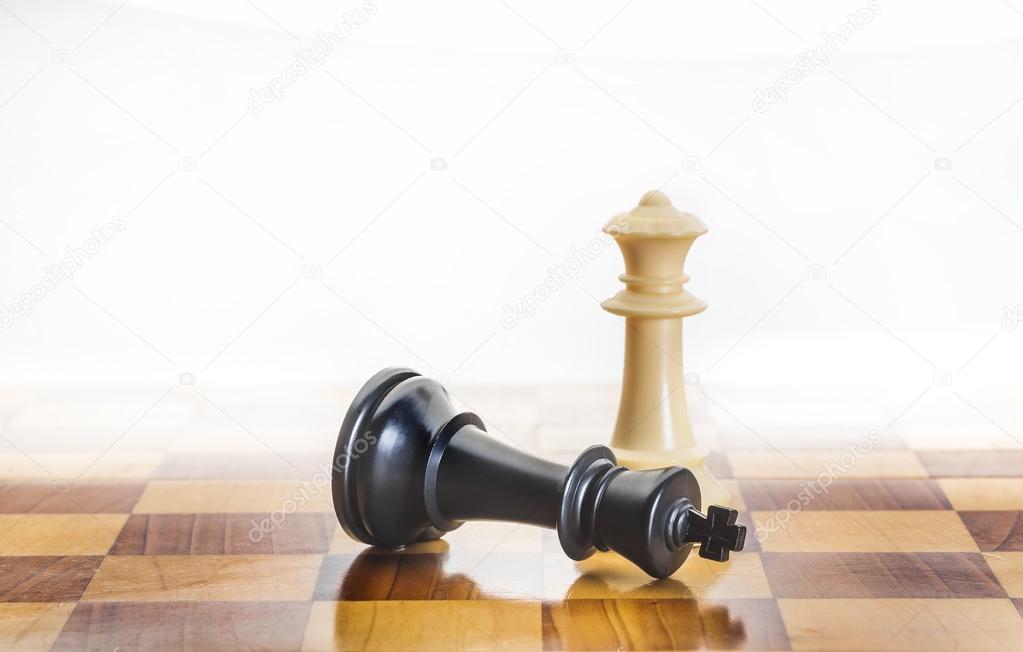 Fallen chess king as a metaphor for fall from power