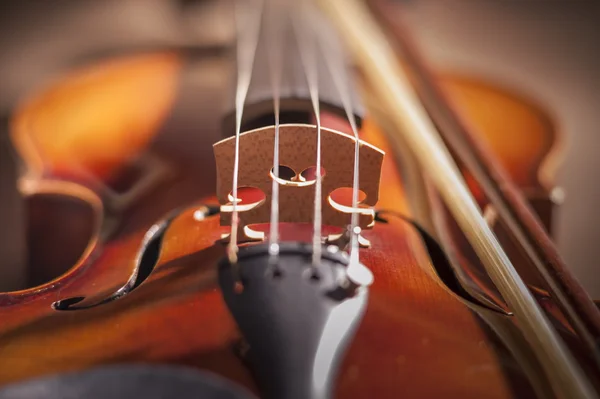 Close-up de ponte de violino e arco — Fotografia de Stock