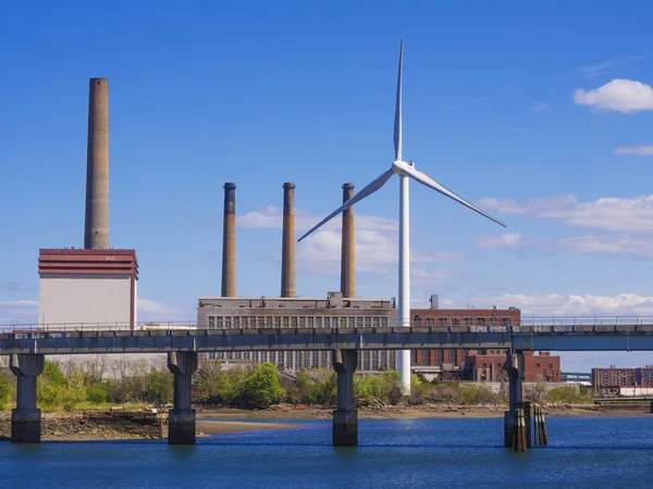 风力发电机组在城市生态电源 — 图库照片