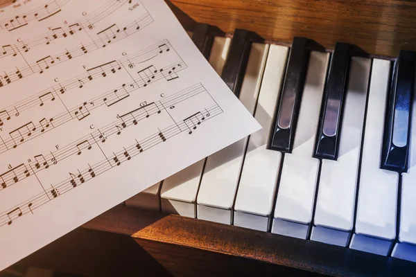 Клавіші для фортепіано та ноти — стокове фото