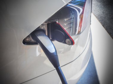 Elektrikli araba yükleniyor.