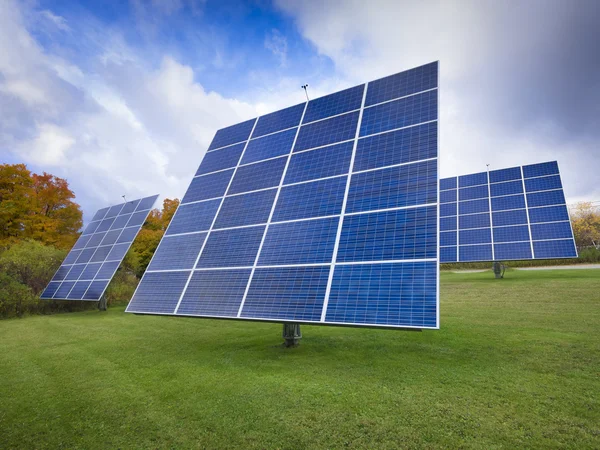 自然の中で太陽電池パネル — ストック写真