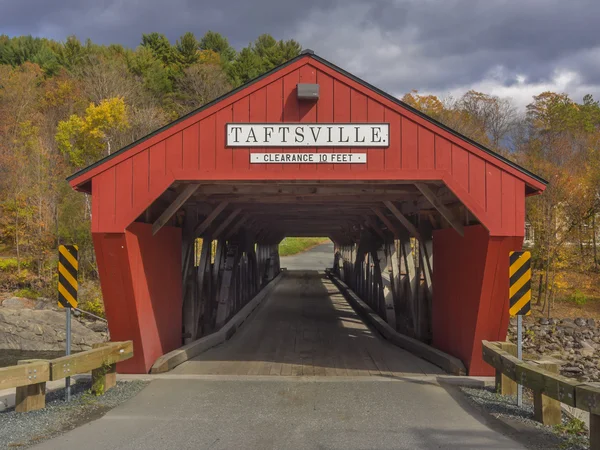 Ponte coberta vermelha em Vermont, EUA — Fotografia de Stock