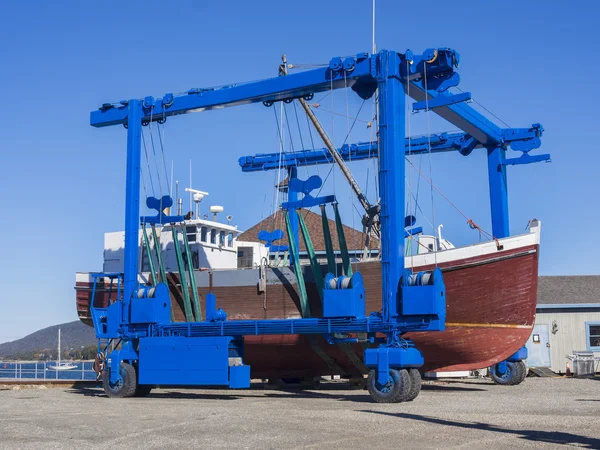 Déplacement du bateau en cale sèche — Photo