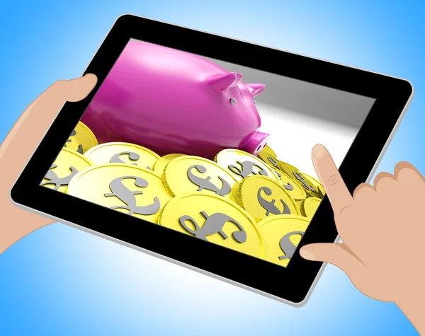 Piggybank omgiven i mynt visar Storbritannien finanser Tablet — Stockfoto