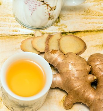 Japon zencefil çay baharat baharat ve Kupası gösterir 