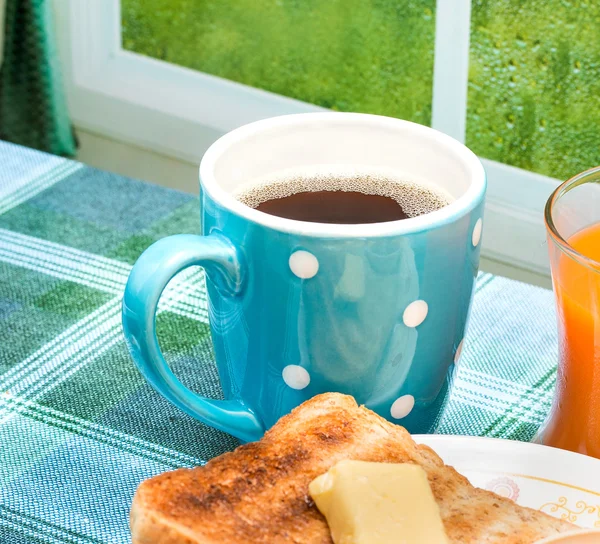 Tost kahvaltıda siyah anlamına gelir kahve ve içecek — Stok fotoğraf
