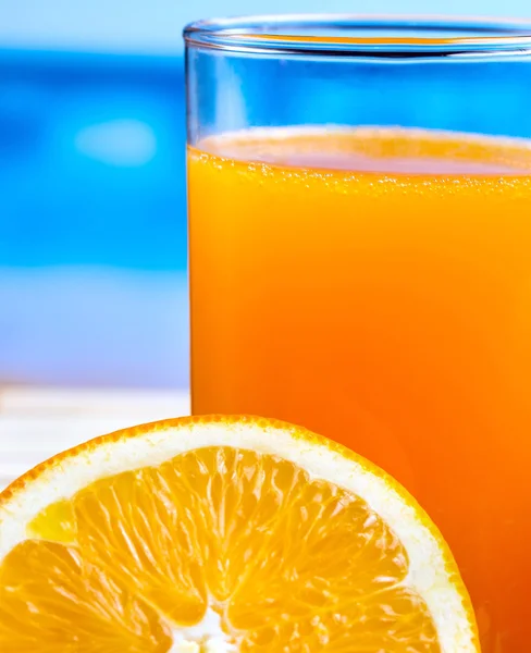 Gezonde oranje drank geeft aan vers geperst sap en Citrus — Stockfoto