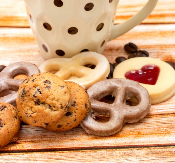 Aşk kurabiye kahve kraker Sevgililer ve kraker gösterir — Stok fotoğraf