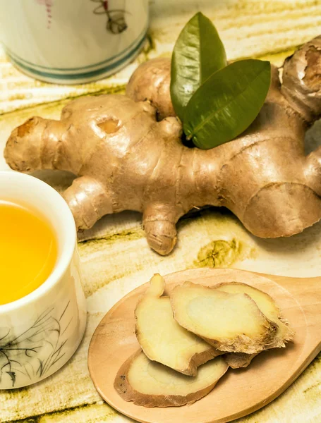 Té de jengibre al aire libre muestra bebidas de refresco y orgánico — Foto de Stock