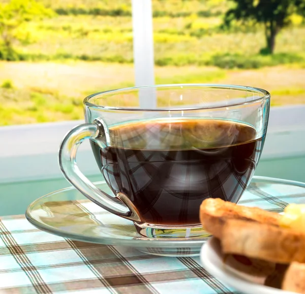 Kahvaltı siyah kahve anlamına gelir kızarmış ekmek ve içecekler — Stok fotoğraf