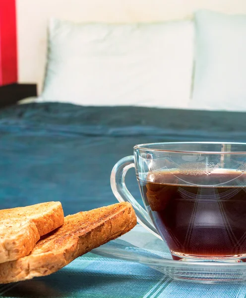 Sabah yemek ve içecek kahve yatakta gösterir — Stok fotoğraf
