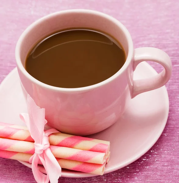 Mug of freshly brewed coffee and some strawberry cookie sticks — Stock Photo, Image