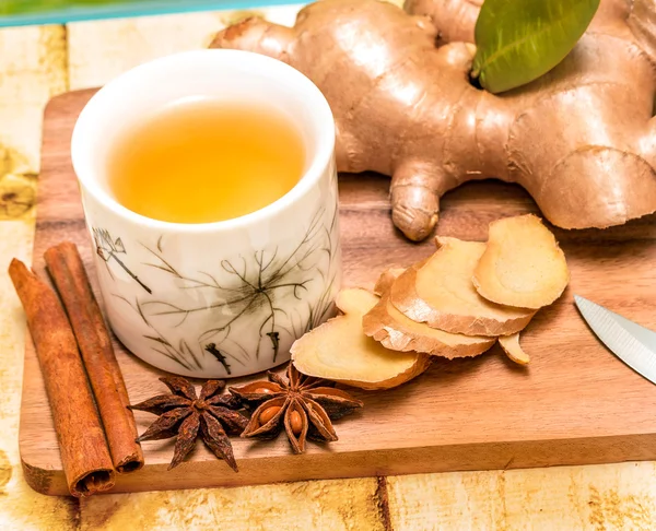 Le thé au gingembre rafraîchissant représente les thés épicés et la tasse — Photo