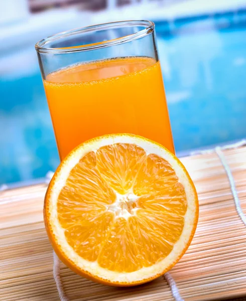 新鲜的橙汁代表游泳池和液体 — 图库照片