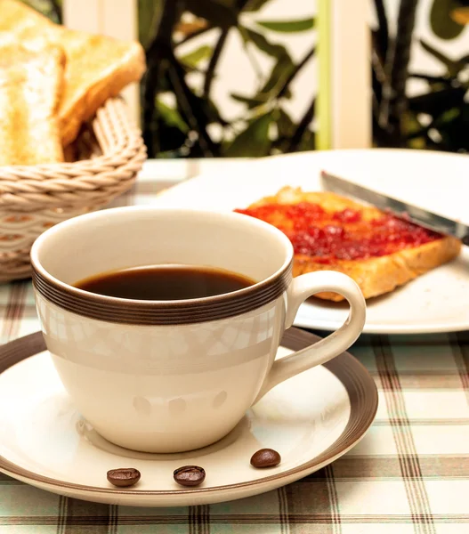 Café con tostadas representa mermeladas de frutas y romper —  Fotos de Stock