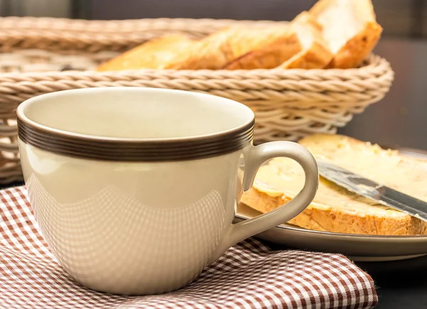 Kahvaltı yemek vakti ve ekmek sade kahve gösterir — Stok fotoğraf