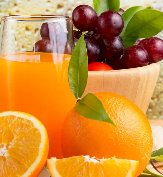 Les boissons au jus d'orange montrent une saine alimentation et des boissons — Photo