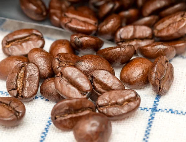 Kahve çekirdekleri gösterir sıcak içecek ve Brown — Stok fotoğraf