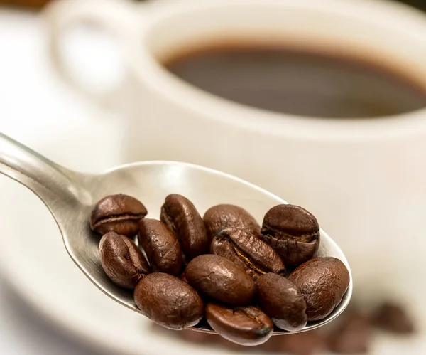 Granos de café representa bebida caliente y descanso —  Fotos de Stock