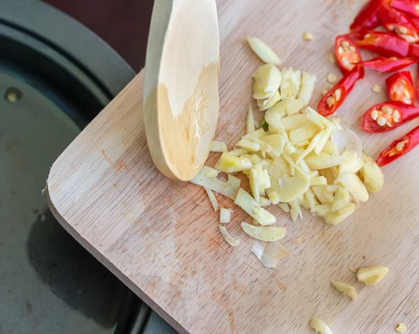 Gehakte knoflook toont kookboek en smaakvol — Stockfoto