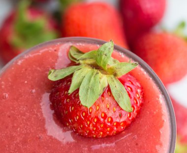 Çilek güler yüzlü gösterir meyveli karışım ve sulu