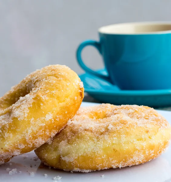 Koffie en donuts geeft aan koffiekopje en dranken — Stockfoto