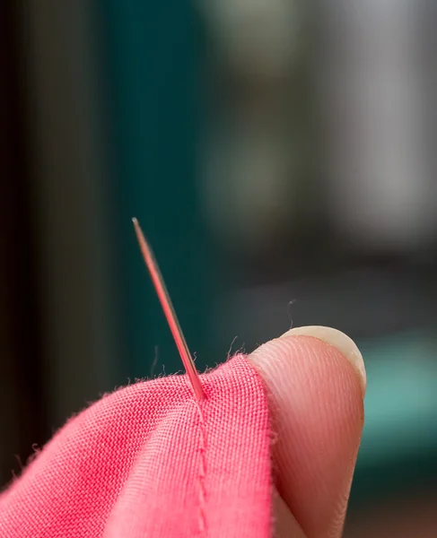 Naaien doek betekent kleding naalden en afstemming — Stockfoto