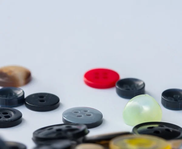 Válogatott gombokat mutatja különféle varrni és ruhakészítés — Stock Fotó