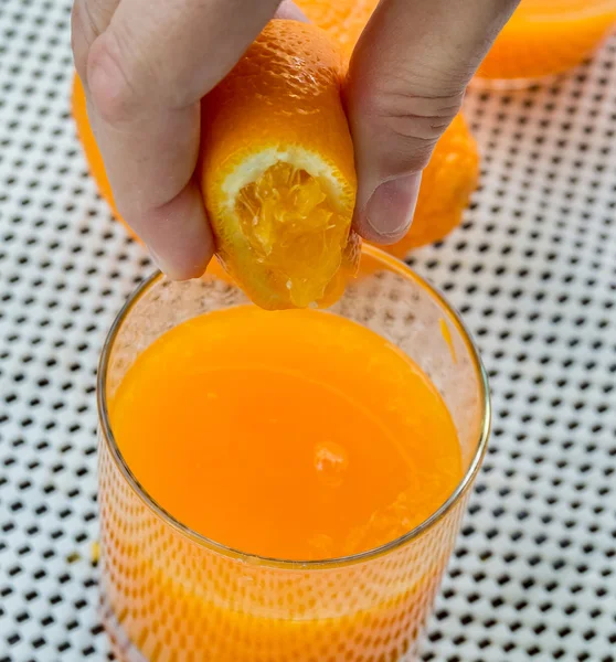 Сжатый апельсиновый сок показывает фрукты тропические и пить — стоковое фото