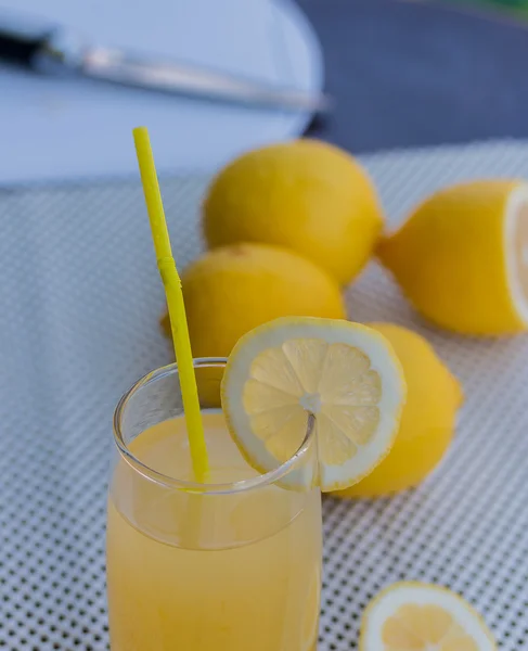 La vraie limonade représente l'été rafraîchissant et le jus — Photo