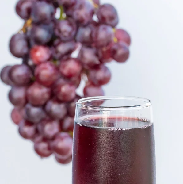 La uva y el jugo representan los productos y bebidas ecológicas —  Fotos de Stock