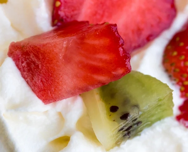 Tejszínes eper Kiwi jelzi, lédús, édes és friss — Stock Fotó