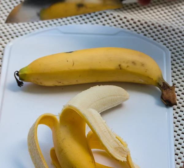 Oloupaný banán ukazuje Banaanas Bannannas a zralé — Stock fotografie
