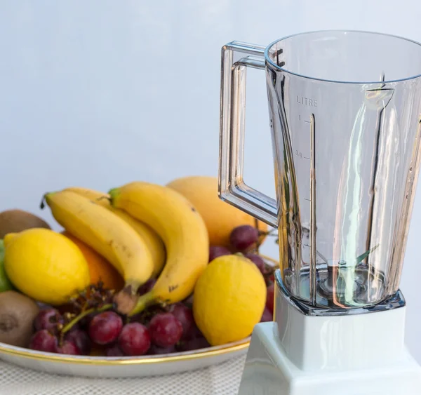 Fruit Smoothie toont Liquidiser sappig en mengen — Stockfoto