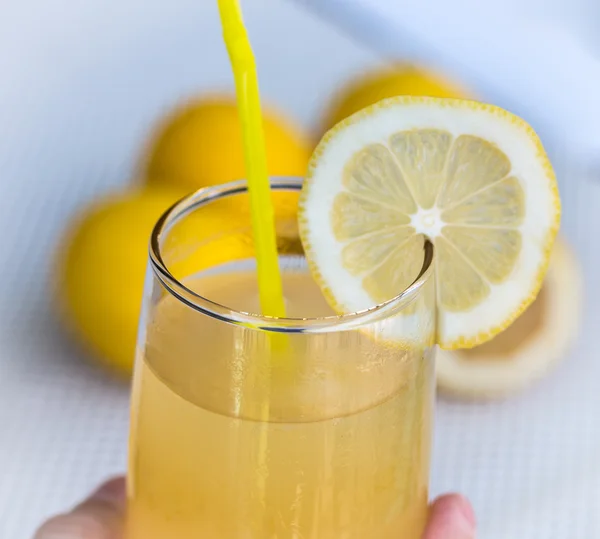 Limonade glas geeft aan drank verfrissen en tropische — Stockfoto