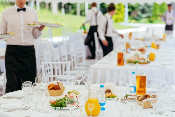 Servicio de catering. Camareros en el trabajo Fotos de stock libres de derechos