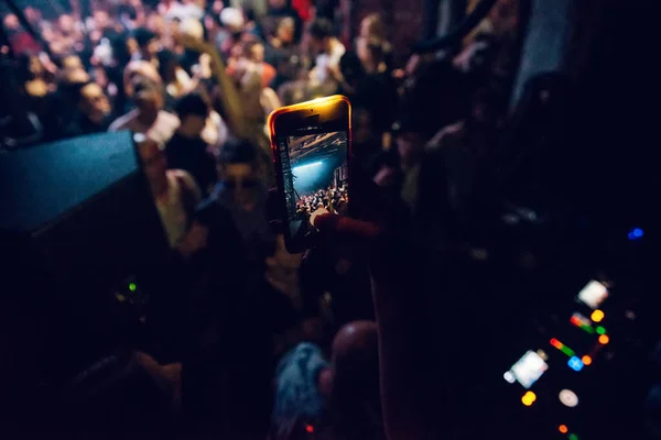 女性の手でスマートフォン 群衆の上に電話で手 ビデオイベントのコンセプトを記録 ソーシャルメディアのためのライブ放送 — ストック写真