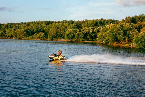 Feliz Pareja Caballo Jet Skion Lago Verano Luz Del Sol Imagen de stock