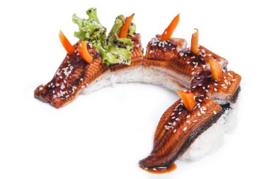 Suşi maki bütün yılan balığı fileto