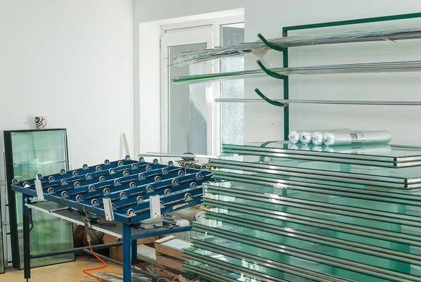 Vidro de janela temperado em uma fábrica de PVC — Fotografia de Stock