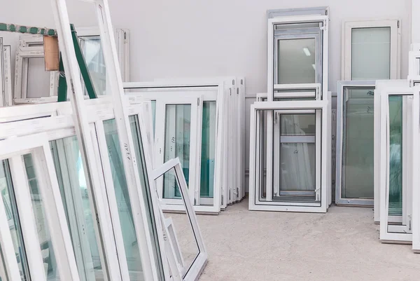 Conjunto de ventanas de PVC en un interior de fábrica — Foto de Stock