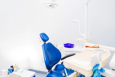 Diş araçları ve dişçi koltuğu bir dişçi ofisinde