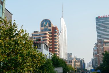 Cityscape yüksek binanın Shanghai ağaçlarda çevrili ile