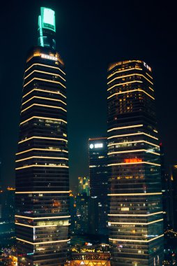 Gece vakti Şangay 'daki Gökdelen Ofis Binaları